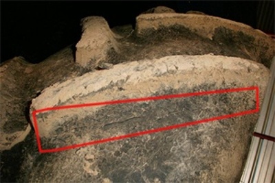 Falten an der Basis der Reifenstollen