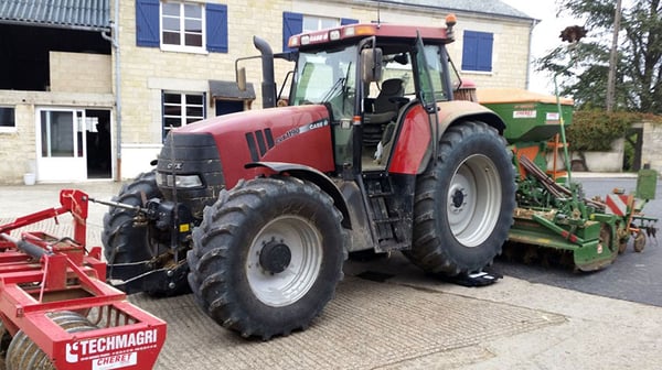 Pesée de l’essieu arrière du tracteur équipé de ses outilsWiegen der Hinterachse des Traktors mit Werkzeugen