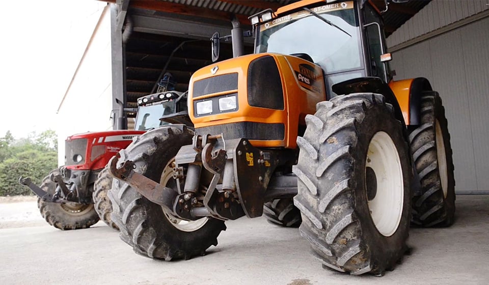Traktor ARES mit Reifen Performer 85