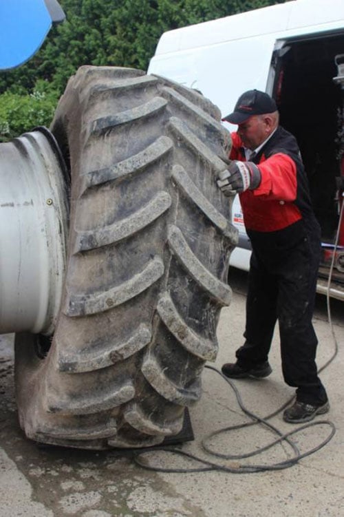Gefährliche manuelle Handhabung großer Reifen