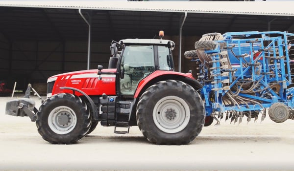 Wie wirkt Lastverlagerung auf die Hinterreifen des Traktors?