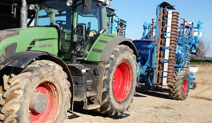 Traktor FENDT mit Sämaschine