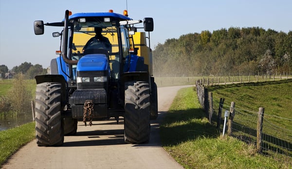 Traktor beim Straßentransport