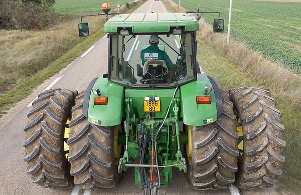 Traktor mit Zwillingsreifen auf der Straße