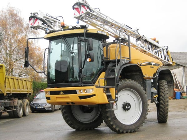 Selbstfahrende Feldspritze Rogator Challenger mit Firestone 380/105 R50