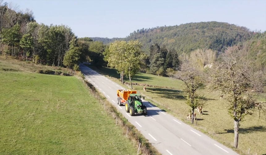Bei Transporten von Lasten auf der Straße wird viel Material von den Reifen abgetragen