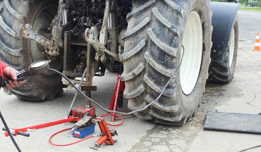 Sicherheitsposition hinter dem Reifen beim Aufpumpen