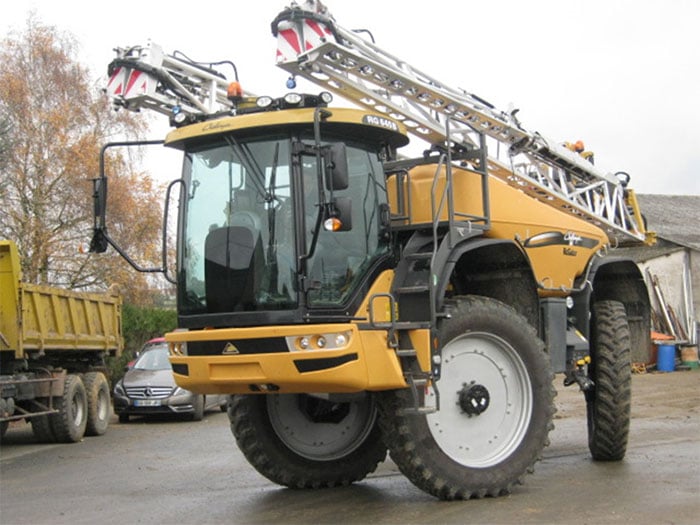 Selbstfahrender Rogator Challenger (Tank 4.800 Liter, Gestänge 30 Meter) mit Performer 95 – Größe 380/105R50