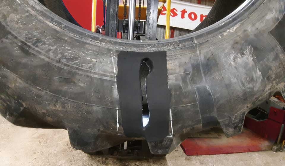 Warme Reparatur eines Traktorreifens