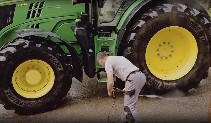 Reinigung von Landwirtschaftsreifen vor der Wintereinlagerung