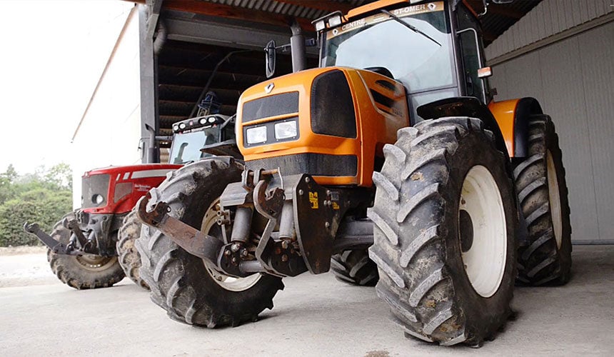 Lagerung am Traktor auf ebenem, trockenem Boden