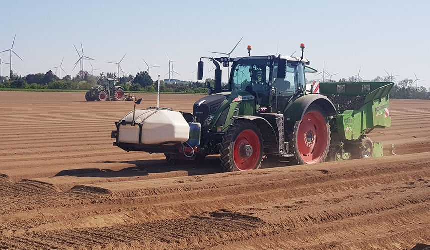 Kartoffellegemaschine mit schmalen Reifen