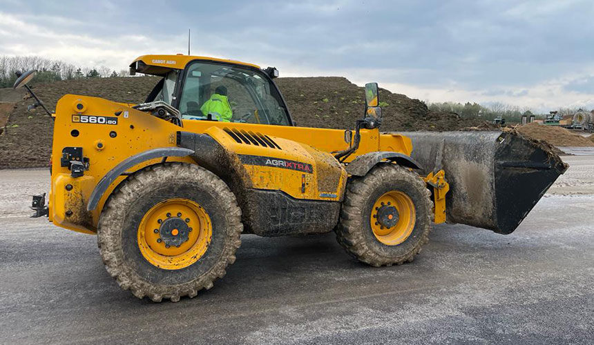 Reifen Duraforce Utility beim Manövrieren auf hartem Boden