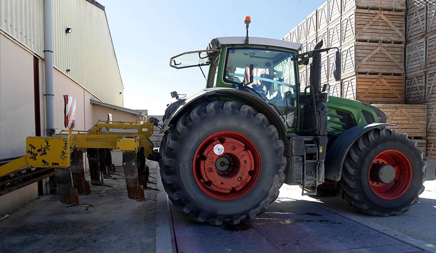 Fendt 939 mit Tiefenlockerer und Radgewichten für 10.460 kg auf der Hinterachse, die für eine starke Traktion notwendig sind