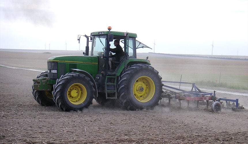 Dieser Traktor fährt aufgrund fehlender Ballastierung hecklastig