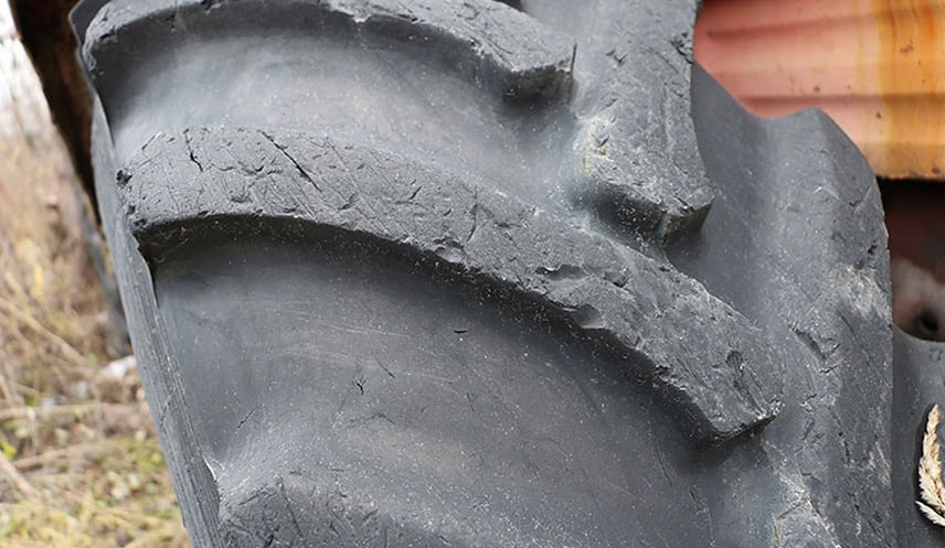 Stollen relativ neuer Reifen mit Kratzern, verursacht durch Feuerstein