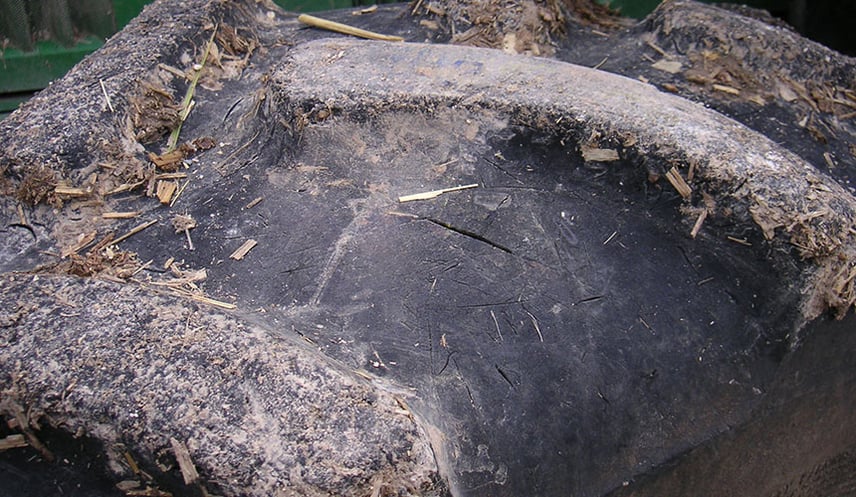 Verschleiß bei Agrarreifen auf scharfkantigen Steinböden nach 1.300 Stunden