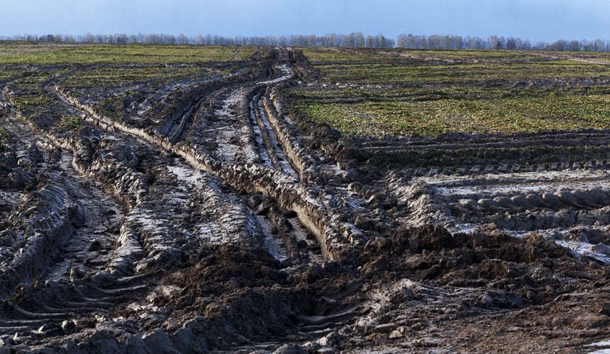 Geschädigte Parzellen aufgrund der Verwendung ungeeigneter Agrarreifen
