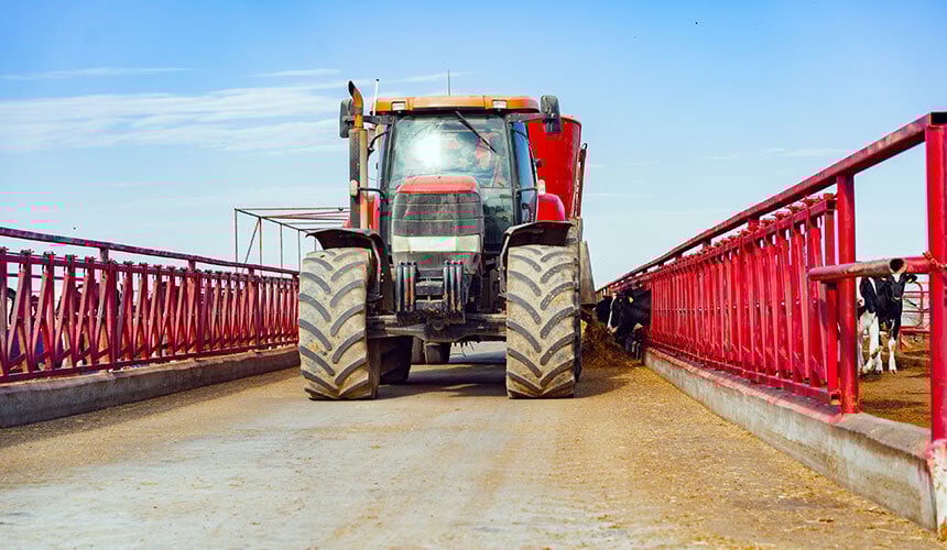 Landwirtschaftsreifen für wiederkehrende Arbeiten auf harten Böden in Mischbetrieben
