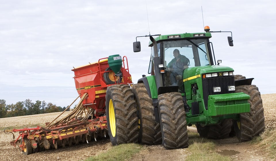 Welcher Agrarreifen leistet bei gleicher Größe mehr?