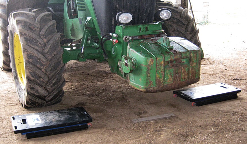 Überprüfung des Gewichts der ballastierten Vorderachse des Traktors bei angehängtem Werkzeug