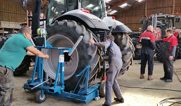 Zur Handhabung von Landwirtschaftsreifen ist ein Radträgerwagen ideal