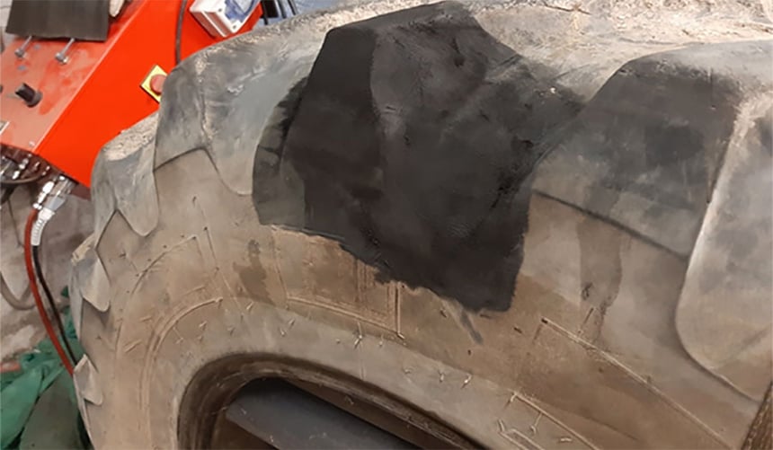 Warme Reparatur nach Vulkanisierung des Gummis