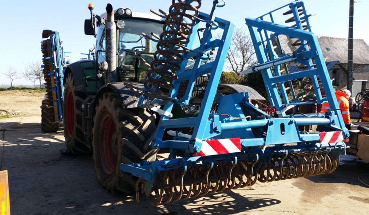 Traktor FENDT 930 305CV mit Sämaschine mit einem Gewicht von 7.440 kg